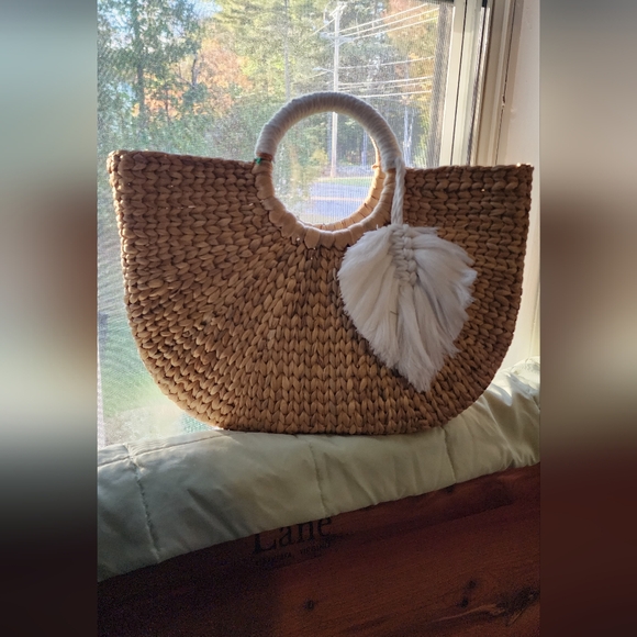Handbags - NWT Straw Hand Bag